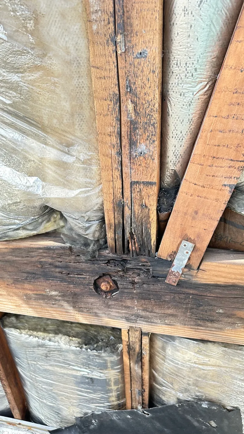 黒ずんで傷んだ胴差しの接合部。ボルトにも錆が出ている